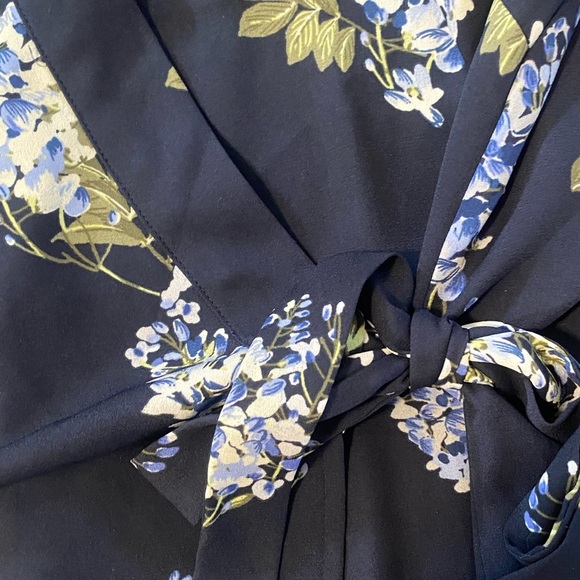 Vince Camuto Blouse Top Blue Floral Wrap Side Tie V Neck Long Sleeve Size XXS - Picture 2 of 4